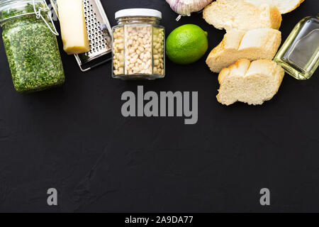 Rahmen aus Essen pesto Zutaten für Bruschetta, Fettuccine, Pesto. Pesto, Pinienkerne, Knoblauch, Parmesan, Kalk, Baguette, olive Stockfoto