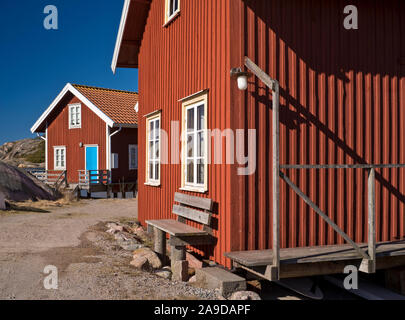 Schweden, Bohus, Westküste, Kattegat, Rot Bootshäuser in Fjällbacka Stockfoto