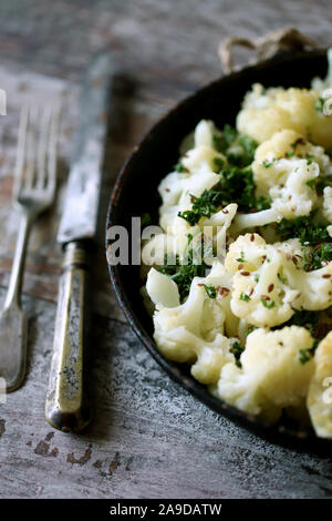 Blumenkohl mit Gewürzen in einer Pfanne gebacken. Veganes essen. Stockfoto