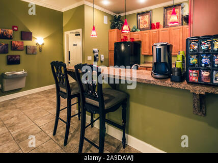 Das Clubhaus verfügt über eine Theke im Cypress Cove Apartment Wohnungen in Mobile, Alabama. Der Apartmentkomplex ist im Besitz von Sealy betrieben. Stockfoto