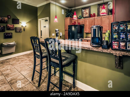 Das Clubhaus verfügt über eine Theke im Cypress Cove Apartment Wohnungen in Mobile, Alabama. Der Apartmentkomplex ist im Besitz von Sealy betrieben. Stockfoto