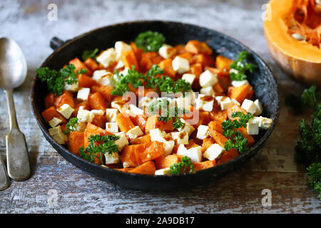 Salat mit gebackener Kürbis und Feta. Thanksgiving Salat. Herbst keto Salat. Keto Diät. Selektive konzentrieren. Makro. Stockfoto