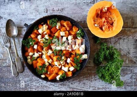 Salat mit gebackener Kürbis und Feta. Thanksgiving Salat. Herbst keto Salat. Keto Diät. Selektive konzentrieren. Makro. Stockfoto