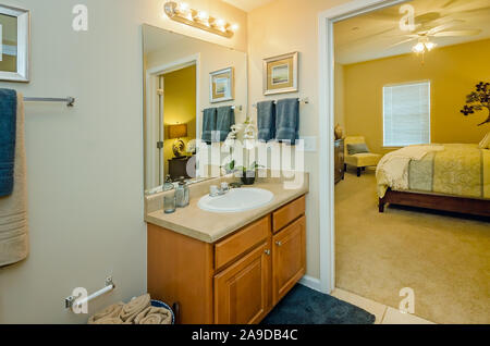 Der Master Bad und Schlafzimmer wird dargestellt im Cypress Cove Apartment Wohnungen in Mobile, Alabama. Stockfoto