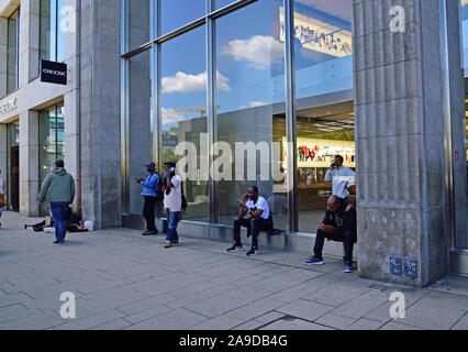 Europa, Deutschland, Hamburg Metropolitan Region, Stadt, Jungfernstieg, Eingang Apple Store, Benutzer von Mobiltelefonen, WLAN Empfang, Stockfoto