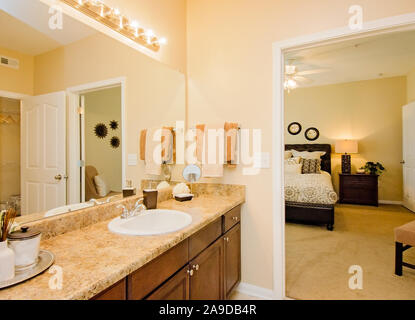 Der Master Bad und Schlafzimmer wird dargestellt im Cypress Cove Apartment Wohnungen in Mobile, Alabama. Stockfoto