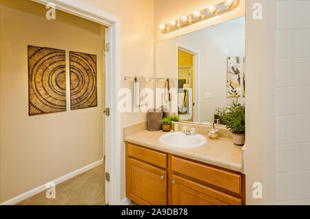 Ein Waschbecken ist im Cypress Cove Apartment Wohnungen in Mobile, Alabama. Der Apartmentkomplex ist im Besitz von Sealy Management betrieben. Stockfoto