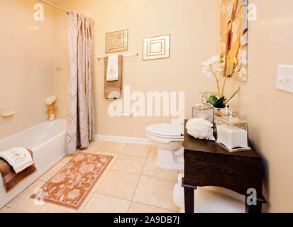 Ein Badezimmer Waschbecken und Badewanne sind im Cypress Cove Apartment Wohnungen in Mobile, Alabama. Der Apartmentkomplex ist im Besitz von Sealy betrieben. Stockfoto