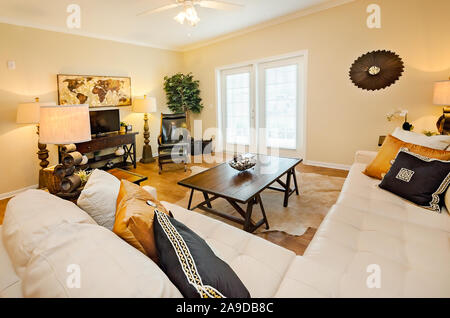 Das Wohnzimmer verfügt über französische Türen, die auf dem Balkon oder der Terrasse am Cypress Cove Apartment Wohnungen in Mobile, Alabama. Stockfoto