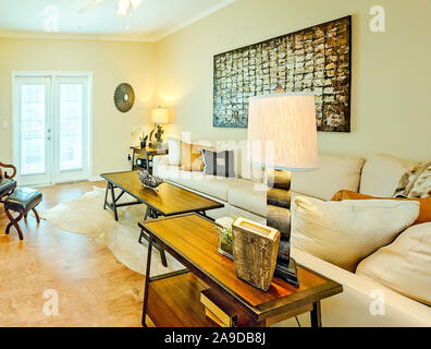 Das Wohnzimmer verfügt über französische Türen, die auf dem Balkon oder der Terrasse am Cypress Cove Apartment Wohnungen in Mobile, Alabama. Stockfoto