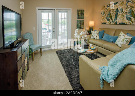 Das Wohnzimmer verfügt über französische Türen, die auf dem Balkon oder der Terrasse am Cypress Cove Apartment Wohnungen in Mobile, Alabama. Stockfoto