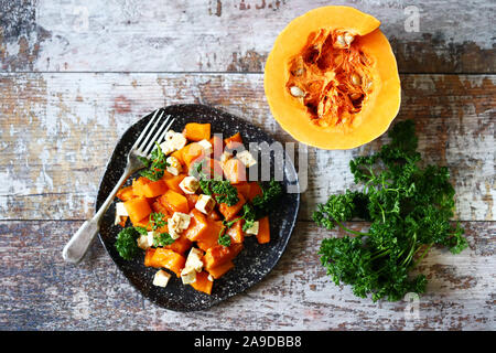 Herbst Kürbis Salat mit Feta und Kräutern. Keto Salat. Keto Diät. Gesunde vegetarische Salat. Stockfoto