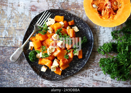 Herbst Kürbis Salat mit Feta und Kräutern. Keto Salat. Keto Diät. Gesunde vegetarische Salat. Stockfoto