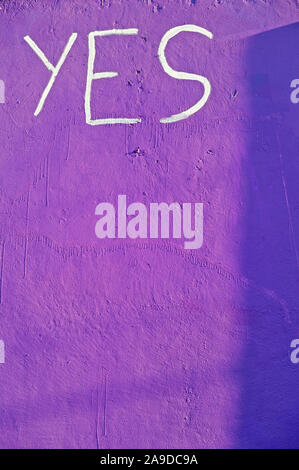 Das Wort "Ja" Spray - auf einem violetten Wand gemalt Stockfoto