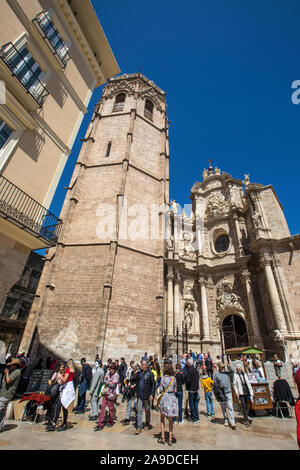 Valencia, Spanien - 11. April 2019: Die Fassade der Kathedrale von Valencia, auch als der Metropolitan Kathedrale - Basilika der Himmelfahrt Mariens o bekannt Stockfoto