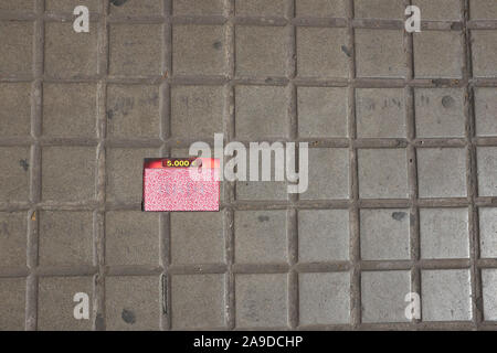 Glück ist auf der Straße, verworfen Lottery ticket Stockfoto
