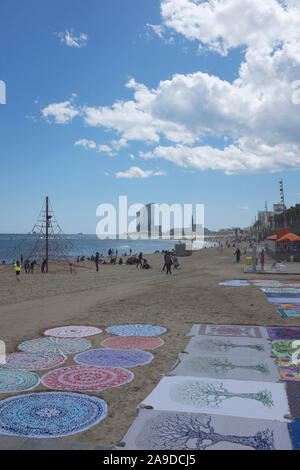 Fabric Verkäufern aus allen Ländern an der Promenade - Platja de la Barceloneta Stockfoto