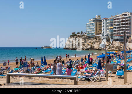 Benidorm, Spanien - 13. April 2019: Die Aussicht vom Strand Levante in Benidorm, Spanien, mit Blick auf die Klippe Aussichtspunkt des Placa del Castell. Stockfoto