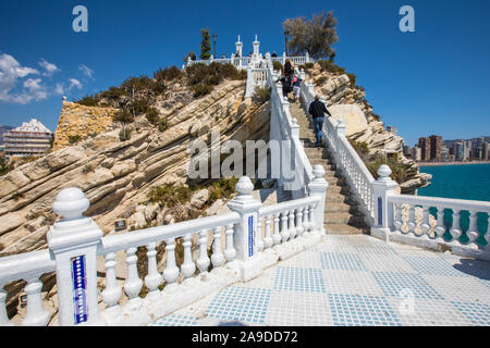 Touristen klettern die Treppe am Balcon del Mediterraneo in Benidorm, Spanien. Stockfoto