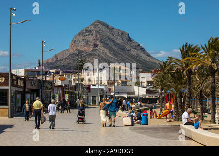 Javea, Spanien - 9. April 2019: Blick auf die Promenade am Strand Arenal und den Berg Montgo Massiv, in der Küstenstadt Javea in der Co entfernt Stockfoto