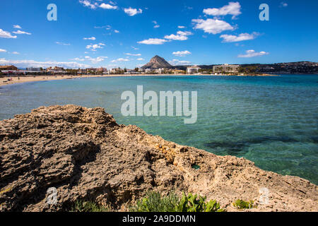 Javea, Spanien - 9. April 2019: Blick auf den Strand Arenal und den Berg Montgo Massiv, in der Küstenstadt Javea an der Costa Blanca Regio Stockfoto