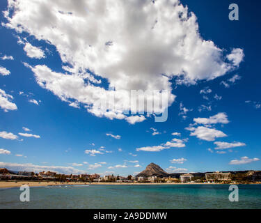 Javea, Spanien - 9. April 2019: Blick auf den Strand Arenal und den Berg Montgo Massiv, in der Küstenstadt Javea an der Costa Blanca Regio Stockfoto