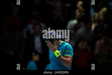 London, Großbritannien. 14 Nov, 2019. Matteo Berrettini von Italien reagiert während der singles Gruppenspiel gegen Dominic Thiem von Österreich an den ATP World Tour Finals 2019 in London, Großbritannien an November 14, 2019. Credit: Han Yan/Xinhua/Alamy leben Nachrichten Stockfoto