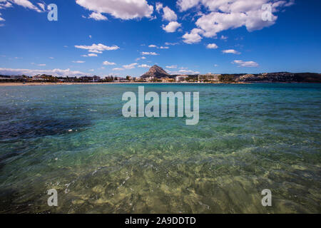 Blick auf den Strand Arenal und den Berg Montgo Massiv, in der Küstenstadt Javea an der Costa Blanca Region von Spanien. Stockfoto