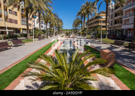 Moraira, Spanien - 10. April 2019: ein Ausblick auf die Avinguda de la Paz, die auch als "Avenida de la Paz in der Küstenstadt Calpe in Spanien bekannt. Stockfoto