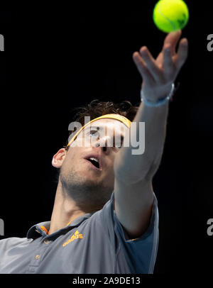 London, Großbritannien. 14 Nov, 2019. Dominic Thiem Österreichs dient während der singles Gruppenspiel gegen Matteo Berrettini von Italien bei der ATP World Tour Finals 2019 in London, Großbritannien an November 14, 2019. Credit: Han Yan/Xinhua/Alamy leben Nachrichten Stockfoto