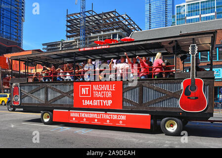 Nashville, TN, USA - 21. September 2019: Nachtschwärmer Getränke auf einem Nashville Partei Traktor auf die Broadway Street, die bei Touristen sehr beliebt sind. Stockfoto