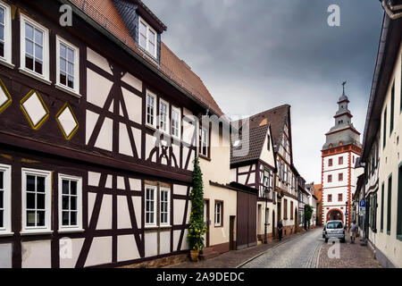 Das einzige erhaltene Stadttor der Befestigungsanlagen in Seligenstadt, Blick auf die historische Fachwerkhäuser aus dem 17. Jahrhundert. Stockfoto