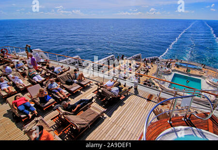 Auf dem Deck des Kreuzfahrtschiffes Queen Mary 2, Nordsee, Passage Hamburg-Stavanger, Hamburg, Deutschland Stockfoto
