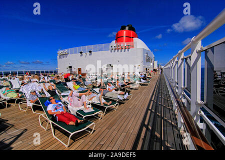 Auf dem Deck des Kreuzfahrtschiffes Queen Mary 2, Nordsee, Passage Hamburg-Stavanger, Hamburg, Deutschland Stockfoto