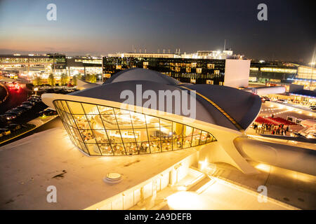 NEW YORK CITY - September 20, 2019: Blick auf die Altstadt TWA Hotel und Umgebung von Kennedy Airport, Queens New York bei Nacht gesehen Stockfoto