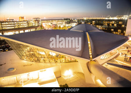 NEW YORK CITY - September 20, 2019: Blick auf die Altstadt TWA Hotel und Umgebung von Kennedy Airport, Queens New York bei Nacht gesehen Stockfoto