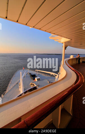 Auf dem Deck des Kreuzfahrtschiffes Queen Mary 2, Nordsee, Passage Hamburg-Stavanger, Hamburg, Deutschland Stockfoto