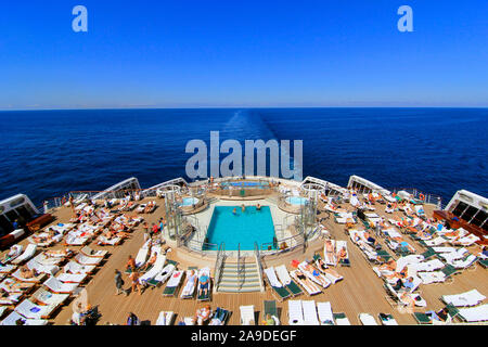 Auf dem Deck des Kreuzfahrtschiffes Queen Mary 2, Nordsee, Passage Hamburg-Stavanger, Hamburg, Deutschland Stockfoto