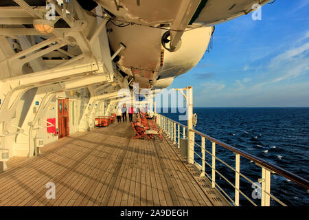 Auf dem Deck des Kreuzfahrtschiffes Queen Mary 2, Nordsee, Passage Hamburg-Stavanger, Hamburg, Deutschland Stockfoto