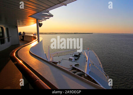 Auf dem Deck des Kreuzfahrtschiffes Queen Mary 2, Nordsee, Passage Hamburg-Stavanger, Hamburg, Deutschland Stockfoto