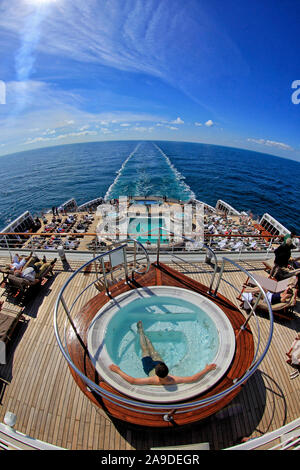 Auf dem Deck des Kreuzfahrtschiffes Queen Mary 2, Nordsee, Passage Hamburg-Stavanger, Hamburg, Deutschland Stockfoto