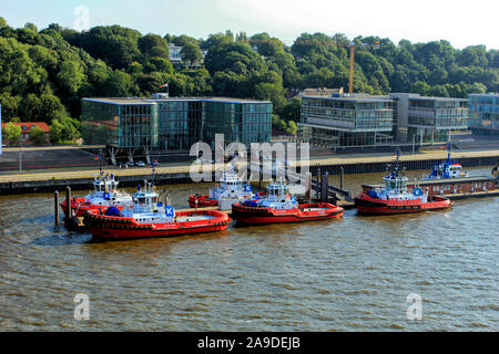 Tugboat Brücke auf der Elbe in der Nähe von Neumühlen, Hamburg, Deutschland Stockfoto