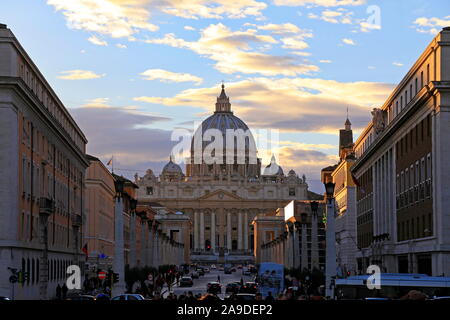 Blick von der Via della Conciliazione zum Petersdom, Vatikan, Rom, Latium, Italien Stockfoto