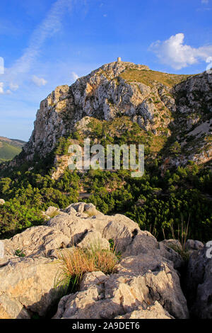 Blick auf den alten Leuchtturm am Cap de Formentor in der Nähe von Port de Pollença, Mallorca, Balearen, Spanien Stockfoto