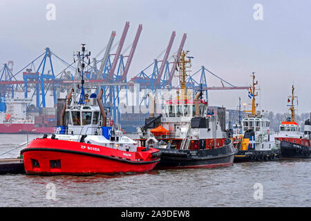 Tugboat am Schubschiff Brücke Neumühlen, Hafen Hamburg, Hamburg, Deutschland Stockfoto