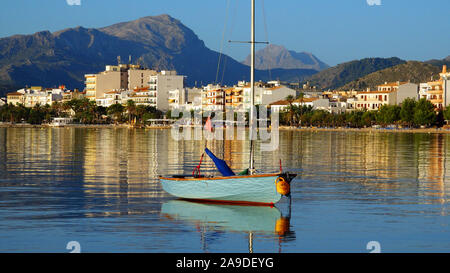 Blick auf die Bucht von Port de Pollença mit Gipfel der Puig Mayor, Mallorca, Balearen, Spanien Stockfoto