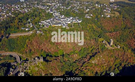 Blick auf Burg Ruine Niederburg und Oberburg im Wald, Burgen von Manderscheid, Manderscheid, Eifel, Rheinland-Pfalz, Deutschland Stockfoto