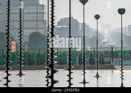 Blick von der Esplanade de la Défense mit Bassin de Takis zum Arc de Triomphe, Paris, Ile de France, Frankreich Stockfoto