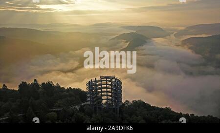 Vordach pathway Saarschleife auf dem Aussichtspunkt Cloef in der Nähe von Orscholz und der Saar Schleife im Morgennebel, Mettlach, Saarland, Deutschland Stockfoto