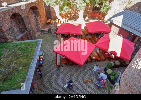 Café in der Burg Montclair Ruine oberhalb der Saar Schleife in der Nähe von Mettlach, Saarland, Deutschland Stockfoto